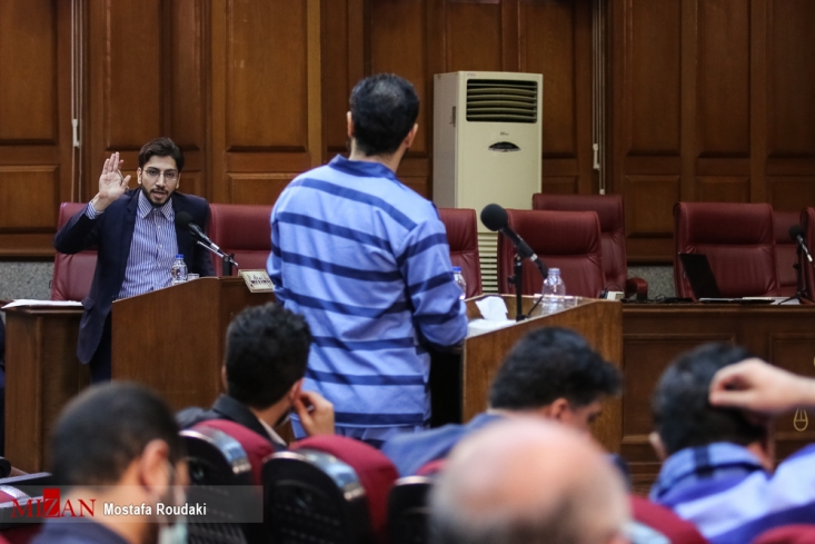 مغز متفکر فساد ارزی هفتتپه چه کسی است؟/ سلطان جعل اسناد گمرکی و بانکی پشت میز محاکمه/ آیا سهامداران هفتتپه خلع ید میشوند؟ نماینده دادستان در مورد جعل برگ سبز گمرکی و نامه گمرک از سوی متهم رستمی گفت: شما نامه گمرکی خرم آباد را جعل کردید و در سال ۹۴ نیز مجدد با جعل همان نامه رفع تعهد کردید و کسی هم متوجه نشد. به همین ترتیب برای شرکت زئوس نیز از همین ترفند استفاده کردید و گمان نمیکردید روزی استعلام شود.