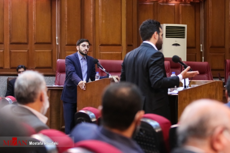 ۵۶۶ فقره جعل اسناد گمرکی و بانکی توسط متهم طالبی / تلاش در زندان برای فرار از طریق درخت! بیش از ۲۰ مینماینده دادستان ادامه داد: آقای رستمی با ترفند ۵۶۹ فقره ثبت سفارش را سه فقره کرده است. این کار را برای کسر هزینه گمرکی، حذف پروسه گمرکی و معادل سازی وجوه ارز برای رفع تعهد انجام داده است.لیارد دلار ارز در این سالها از کشور خارج شده است.