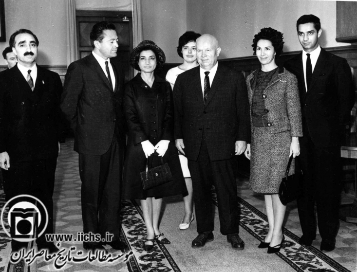 اشرفی که اسناد لانه جاسوسی به تصویر میکشند اشرف خواهر دوقلوی محمدرضا پهلوی، در سال 1295، در تهران به دنیا آمد. او و برادرش حاصل ازدواج رضاشاه و تاجالملوک بودند. اشرف خود را نورچشمی پدرش میدانست، اما واقعیت چیز دیگری بود