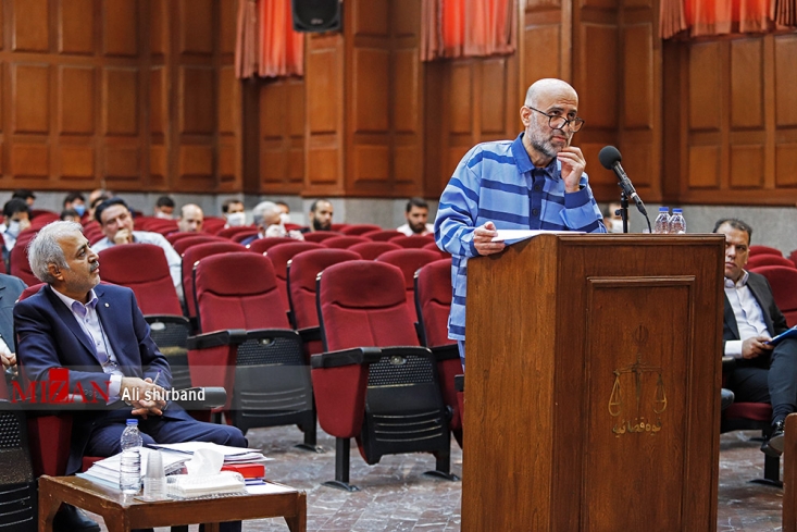 ازسود ۸ میلیاردی در قراردادهای هزار دستان تا سود ۲۰۰ میلیاردی در پرونده نجفی/ تماس تلفنی متهم منصوری با مشایخ: در جلسه دادگاه بگو پول را به عنوان قرض به من پرداخت کردی نماینده دادستان گفت: سئوالم این است قرارداد کدام کار اقتصادی است که دستمزد یک کارمند قوه که باید در محل کار خود هم حاضر میشده در سال ۸۳ تا ۸۶ مبلغ ۸ میلیارد و ۴۰۰ میلیون تومان میشود؟ اگر با سود متعارف بانکی هم حساب کنید این رقم بسیار نجومی میشود.