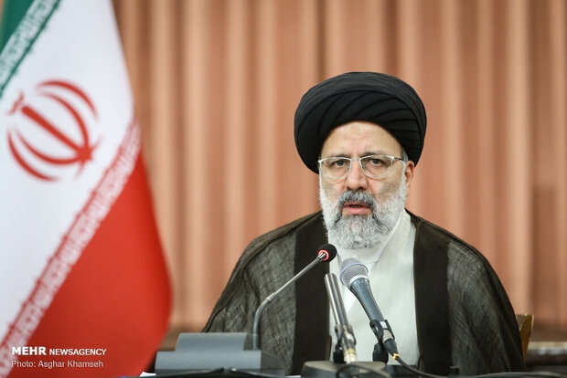 نباید کسی به خاطر نداشتن تمکن مالی از دادرسی و احقاق حقوق محروم شود/ دستگاه قضایی بر اساس خوشایند و بدآمد دیگران عمل نمی کند آیت الله رئیسی گفت: دستگاه قضایی بر اساس خوشایند و بدآمد دیگران عمل نمی کند و نباید اجازه داد دشمن در صحنه سازی و عملیات روانی علیه نظام و سیستم قضایی موفق شود.