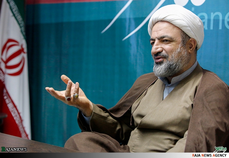 ادعای عدم ارتباط اکبر طبری با ناطق نوری مزاح است/ طبری در زمان وزارت کشوری ناطق نوری بخشدار و در دوره ریاست مجلس او فرماندار محمودآباد شد اکبر طبری در ابتدای دهه شصت، مسئول کتابخانه منافقین در روستای متی کلای بابل بوده که بعد از ترور برخی از فعالان انقلابی شهر توسط منافقین، وقتی خانههای تیمی منافقین مورد بازرسی نیروهای سپاه قرار میگیرد، طبری که در یکی از خانههای تیمی بازداشت میشود.