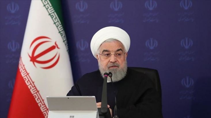 رئیس جمهور گفت: قرار است از هفته آینده ترتیباتی اتخاذ شود تا از ۱۵ تیر ماه تا انتهای ماه،‌ ماسک در مکان‌هایی که تجمع وجود دارد یا سرپوشیده است،‌ الزامی کنیم.