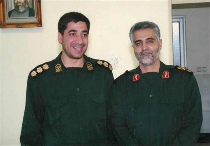 نامه جانکاه حاج قاسم خطاب به یارهمیشگی خود شهید پورجعفری: قول میدهم که اگر رفتم و آبرو داشتم، بدون تو وارد بهشت نشوم/ خدا میداند با هریک از آنها که از دست دادهام چه بر من گذشت/ همیشه نگران بودم تو را هم از دست بدهم حسین عزیزم! سعی کن پیوسته تر و تازه بودن جهادی را در هر حالتی در خودت حفظ کنی، اجازه نده روزمرگی روزانه و دنیا یاد دوستان شهیدت را از یادت ببرد. یاد حسین اسدی، یاد حسین نصرالهی، یاد احمد سلیمانی، یاد حسین بادپا، یاد که را بگویم و چند نفر را بجویم؟ چرا که فراموشی آنها حتما فراموشی خداوند سبحان، است.