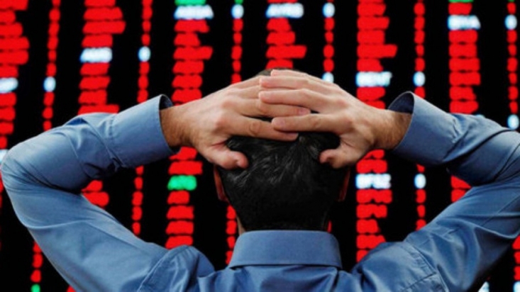 برخلاف آنچه دولت که با قاطعیت به مردم اطمینان می‌داد که همه زندگی خود را به بورس بسپارند اما ا این روزها مردم از عدم حمایت دولت از بازار گلایه‌مندند.