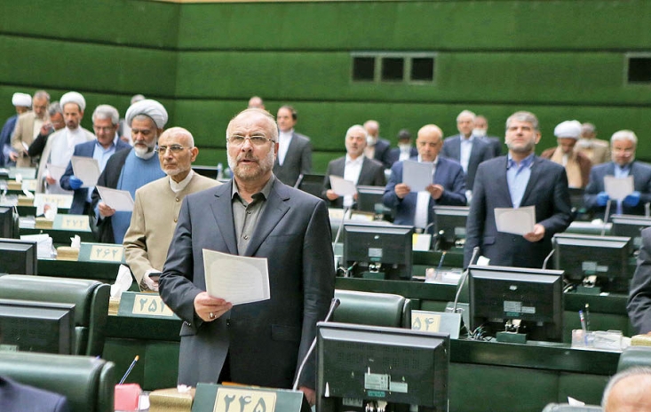 تاختوتاز دولت و انفعال مجلس یازدهم/ چرا نمایندگان انقلابی درگیر حواشی شدهاند؟ وضعیت عجیبی است. نمایندگان به جای کار کارشناسی و عمیق، از توییتر خط میگیرند. رئیس کتابخانه مجلس توصیههای دیپلماتیک ارائه میکند. کمیسیون کشاورزی را روحانیون تشکیل دادهاند. در روزهای افزایش قیمت خودرو و مسکن، نمایندگان مشغول دعوا بر سر تعیین سن کاندیداهای ریاست جمهوری هستند!