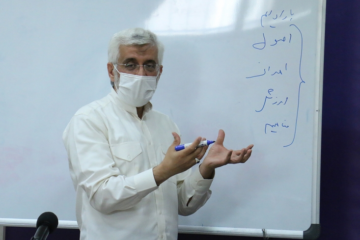 گسترش همکاریهای اقتصادی یعنی شکست راهبرد فشار حداکثری آمریکا/ صیانت از این همکاریها در برابر دشمن، ضروری است/ درباره عصبانیت آمریکا از این همکاریها تحلیل داشته باشید و نقش تبیینی خود را به درستی و به موقع ایفا کنید عضو مجمع تشخیص مصلحت نظام در این نشست پرسش و پاسخ که بیش از دو ساعت به طول انجامید، درخصوص سوالات دانشجویان پیرامون مسائل بینالمللی به بیان مقدمهای دربارهی جایگاه تعاملات کشور با حدود ۲۰۰ واحد سیاسی دیگر در دنیا پرداخت.