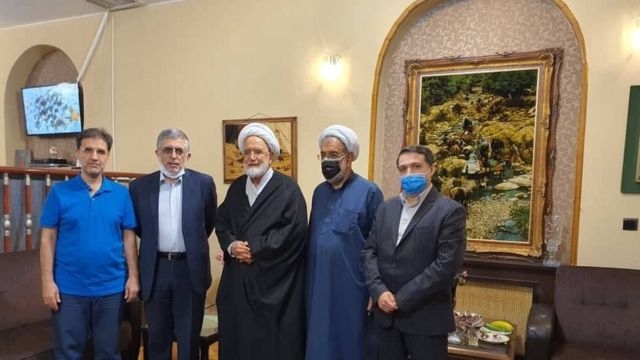 «عمل جراحی موضعی کروبی» مهمتر از «پرواز دلار»!/ بیتفاوتی رسانههای دولتی و اصلاحطلبان به مشکلات معیشتی مردم + تصاویر این روزها از «محمد خاتمی» هیچ خبری نیست. وی در سالهای ۹۲ و ۹۶ با «تَکرار می کنم»، مردم را به رای به روحانی تشویق کرد و تاکید کرد باید «تا ۱۴۰۰ با روحانی» پیش برویم و اگر اینکار را انجام دهیم، هیچوقت «به عقب برنمی گردیم»!
