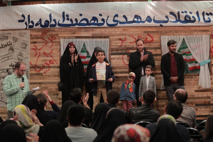 آموزش و تربیت نیرو مهمترین کارکرد باشگاه طنز انقلاب/ رسانههای انقلابی به مقوله طنز بها دهند حرکتی که با همت و دغدغه یک نفر شروع شد الان به جایی رسیده است که دها طنزنویس انقلابی را تربیت کرده است که به صورت حرفهای در حوزههای مختلف طنز فعالیت میکنند و حرفهای زیادی برای گفتن دارند.