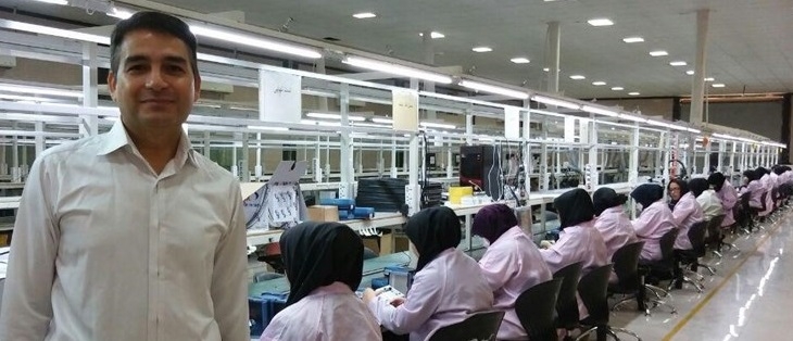 وقتی در چین بودیم دغدغهای جز تولید نداشتیم/ بروکراسی اداری کمر تولیدکننده داخلی را شکسته است/سرمایهی بسیاری از شرکتهای داخلی بهدلیل نواسانات ارزی نصف شده است ما زمانی که در چین بودیم صبح میآمدیم فقط فکر میکردیم چه طوری تولید کنیم، هیچ دغدغهی دیگهای نداشتیم. ما آمدیم اینجا مجبور شدیم که دنبال این باشیم که چه طوری بتوانیم به فرض مثال نسبت اداریمان را حل کنیم که بتوانیم اصلا کار کنیم!