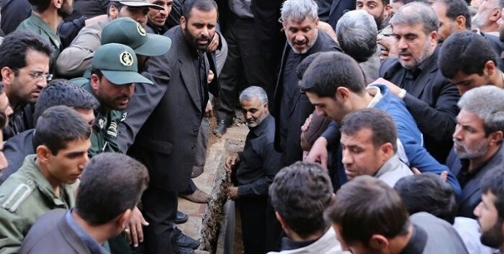 شهدایی که حاج قاسم آنها را به خاک سپرد/ از حاج احمدکاظمی تا سردار اللهدادی و سردار جمالی این عکس را شاید بارها و بارها دیده باشید. عکسی که در آن سردار شهید «حاج قاسم سلیمانی» به درون قبر رفته و با دستان خودش یکی از شهدای مدافع حرم را به خاک میسپرد.
