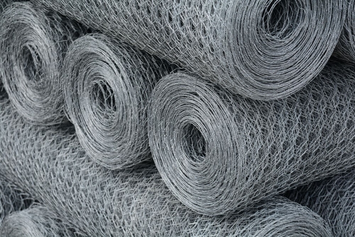 همه چیز در مورد توری سرندی + نحوه ساخت توری سرندی یا Welded wire mesh صفحه مش جوشکاری شده و ساخته شده از فولاد کم کربن است که کاربرد های بسیار گسترده ای دارد. ساختار چشمه های این توری بر خلاف اکثریت صنایع مفتولی، مربع و مستطیلی شکل هستند. در این مقاله با ویژگی ها، کاربرد ها و سوالات متداول پیرامون توری سرندی یا غربالگری میپردازیم، با رجانیوز همراه باشید.