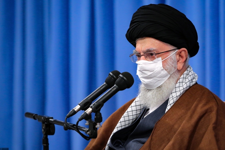 هتک حرمت رئیس جمهور حرف غلطی بود/ دولت بستههای حمایتی برای آسیبدیدگان کرونا در نظر بگیرد/ لزوم اتخاذ تصمیمهای قاطع، اقناع افکار عمومی و همکاری همگانی حضرت آیتالله خامنهای با انتقاد شدید و صریح از اقدام برخی در برخورد با دولت و رئیسجمهور و هتک حرمت ایشان، گفتند: هتک حرمت حرام است و انتقاد با هتک حرمت تفاوت دارد؛ ضمن اینکه امروز کشور بیش از هر زمان دیگری به همکاری و اتحاد و انسجام نیاز دارد.