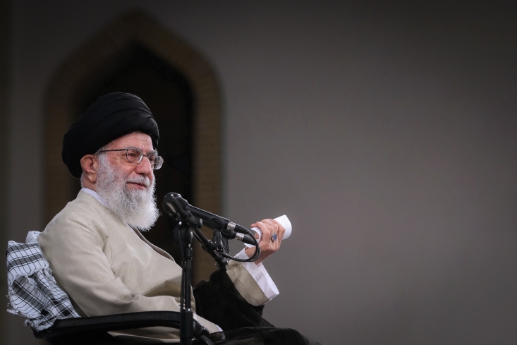 اعتراف مخالفان به فضل، شجاعت و استقامت امام حسن عسکری(ع)/ داعیه امامت؛ علت دشمنی حاکمان با اهل بیت(ع)/ ارتباط امام حسن عسکری(ع) در شهر سامرا با تمام دنیای اسلام امامی که موافقان، شیعیان، مخالفان، غیر معتقدان، همه، شهادت دادند و اعتراف کردند به فضل او، به علم او، به تقوای او، به طهارت او، به عصمت او، به شجاعت او در مقابل دشمنان، به صبر و استقامت او در برابر سختیها، وقتی به شهادت رسید، فقط بیست و هشت سال داشت.