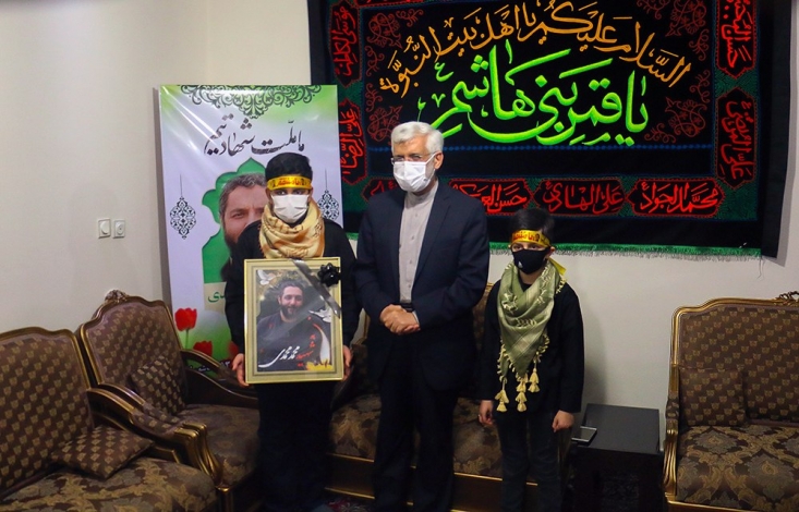 شب گذشته همزمان با شب شهادت امام حسن عسکری(ع)، نماینده رهبرانقلاب در شورایعالی امنیت ملی ضمن حضور در منزل بسیجی شهید محمد محمدی، با خانواده ایشان دیدار و گفتگو کرد.
