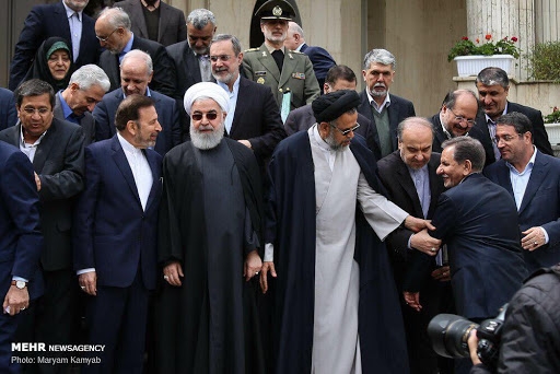 مدیران فعلی تصور نکنند که با تغییر دولت به اقداماتشان رسیدگی نخواهد شد/ هر مقامی که به مردم خسارتی زده باید پاسخگو باشد/ ارز ۴۲۰۰ تومانی مصداق حیف کردن بیتالمال است غلامحسین اسماعیلی در برنامه گفتگوی ویژه خبری درباره دستورالعمل جدید رئیس قوه قضائیه گفت: بنا بر این ابلاغیه کسانی که در دورههای مدیریتی قبل اعمالی انجام داده باشند که موجب خسارت به مردم و یا تضییع حقوق عامه شده باشند بایستی پاسخگو باشند.