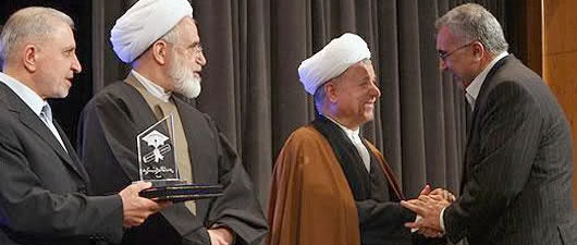 کیومرث نیازآذری توسط حفاظت اطلاعات قوهقضائیه دستگیر شد/ مشارکت در قاچاق دو تن طلا؛ اتهام پدر متهم فراری پرونده اکبر طبری/ هاشمی رفسنجانی و ناطق نوری در روز تنفیذ انتخابات ۸۸ میهمان چه کسی بودند؟ روز گذشته، ۶ آذر ماه، در ادامه اقدامات دستگاه قضا در مبارزه با اژدهای هفت سر فساد کیومرث نیاز آذری به اتهام مشارکت در قاچاق حدود ۲ تن طلا توسط حفاظت اطلاعات قوه قضائیه دستگیر شد.